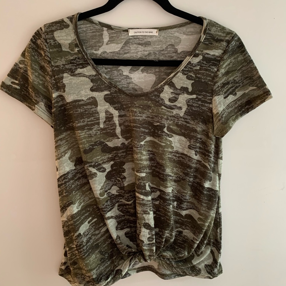 👜2 for $10 / Slightly shear cropped camo T shirt